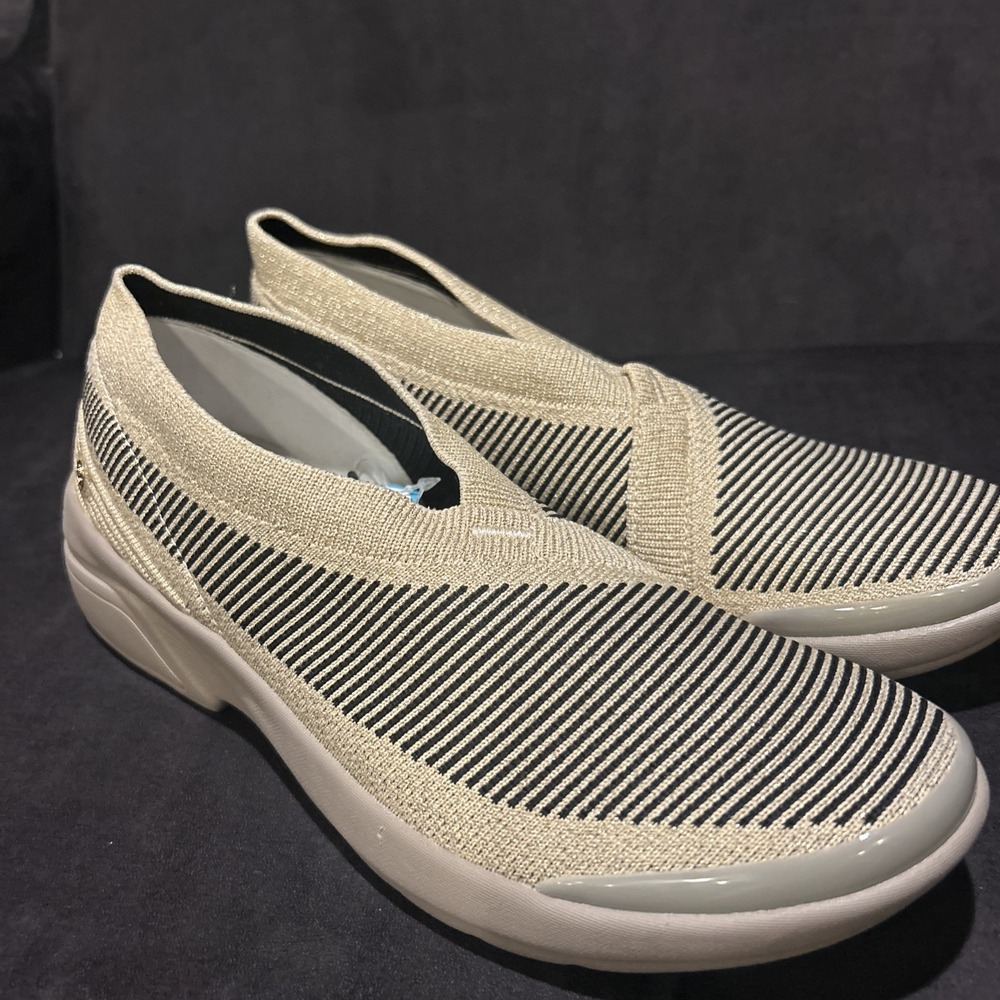 Bzees Women's Outburst Slip-On Knit Loafers‎ Shoes Gold Metallic Size 10M New